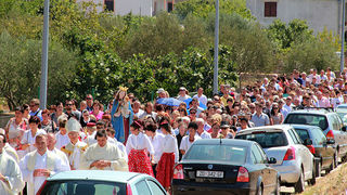 U Skabrnji odrzano veliko misno slavlje i procesija povodom blagdana Velike Gospe U Skabrnji odrzano veliko misno slavlje i procesija povodom blagdana Velike Gospe