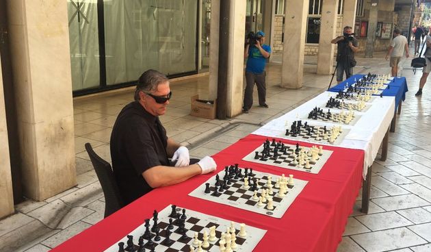 Enio Meštrović na Kalelargi odigrao simultanku narodnih velemajstora
