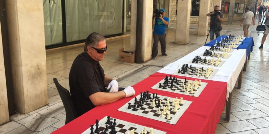 Enio Meštrović na Kalelargi odigrao simultanku narodnih velemajstora