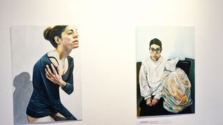 U galeriji Kninskog muzeja otvorena izložba slika “Autoportreti” Marine Ćorić