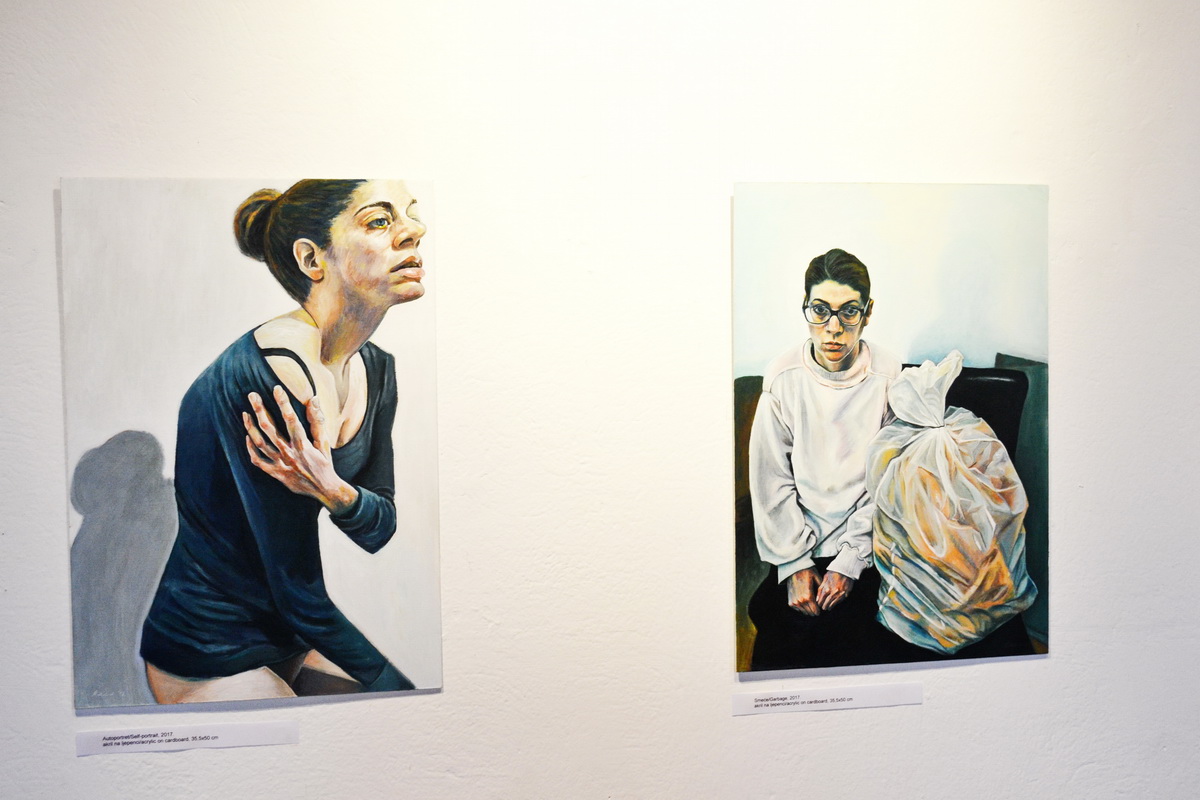 U galeriji Kninskog muzeja otvorena izložba slika “Autoportreti” Marine Ćorić