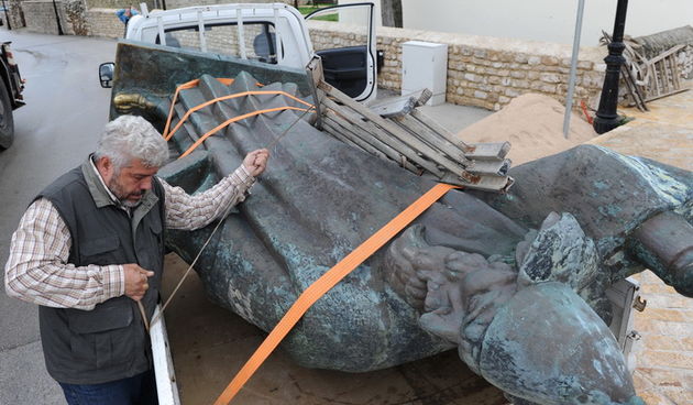 Zadar, 181110.
Kipa Grgura Ninskog sa novo uredjenog trga u sredistu mjesta nece biti 2 mjeseca jer je danas skinut s postolja i odpremljen u Zagrebacku ljevaonicu umjetnina Ujevic gdje ce biti restauriran. Restauracija ce kostati 69.000 kuna.
Foto: Andri