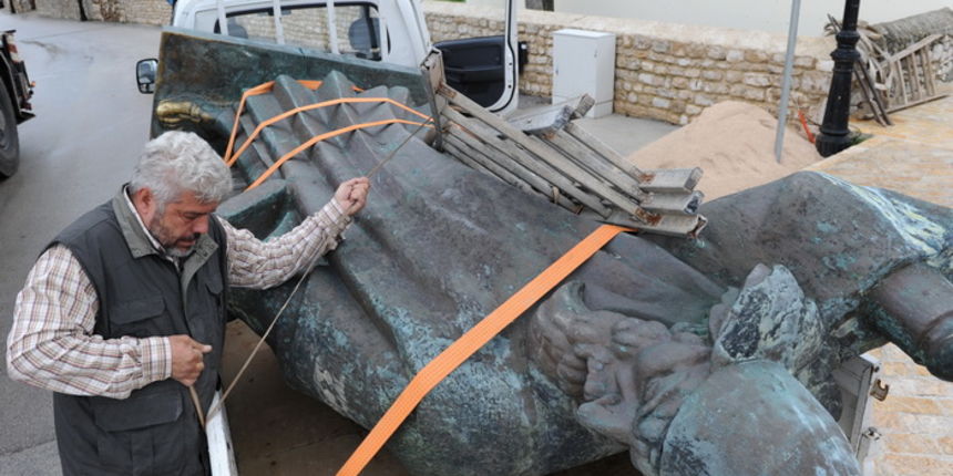 Zadar, 181110.
Kipa Grgura Ninskog sa novo uredjenog trga u sredistu mjesta nece biti 2 mjeseca jer je danas skinut s postolja i odpremljen u Zagrebacku ljevaonicu umjetnina Ujevic gdje ce biti restauriran. Restauracija ce kostati 69.000 kuna.
Foto: Andri