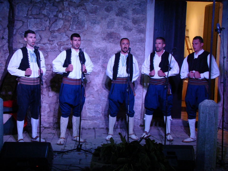 U subotu, 16. srpnja, na Kaštelu Benković u Benkovcu, u sklopu Benkovačkog kulturnog ljeta održan je “9. Etno festival – Benkovac 2016.” U subotu, 16. srpnja, na Kaštelu Benković u Benkovcu, u sklopu Benkovačkog kulturnog ljeta održan je “9. Etno festival – Benkovac 2016.”