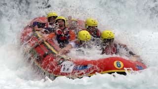 Peta Hrvatska rafting regata Zrmanja 2010, koja se odrzala na raftig stazi od Mlina Zegarskih do Muskovaca, i ove je godin humanitarnog karaktera, a dio prikupljenih sredstava i prihod od humanitarne aukcije slika ide za Djecji vrtic za djecu s teskocama