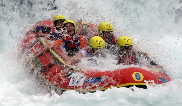 Peta Hrvatska rafting regata Zrmanja 2010, koja se odrzala na raftig stazi od Mlina Zegarskih do Muskovaca, i ove je godin humanitarnog karaktera, a dio prikupljenih sredstava i prihod od humanitarne aukcije slika ide za Djecji vrtic za djecu s teskocama