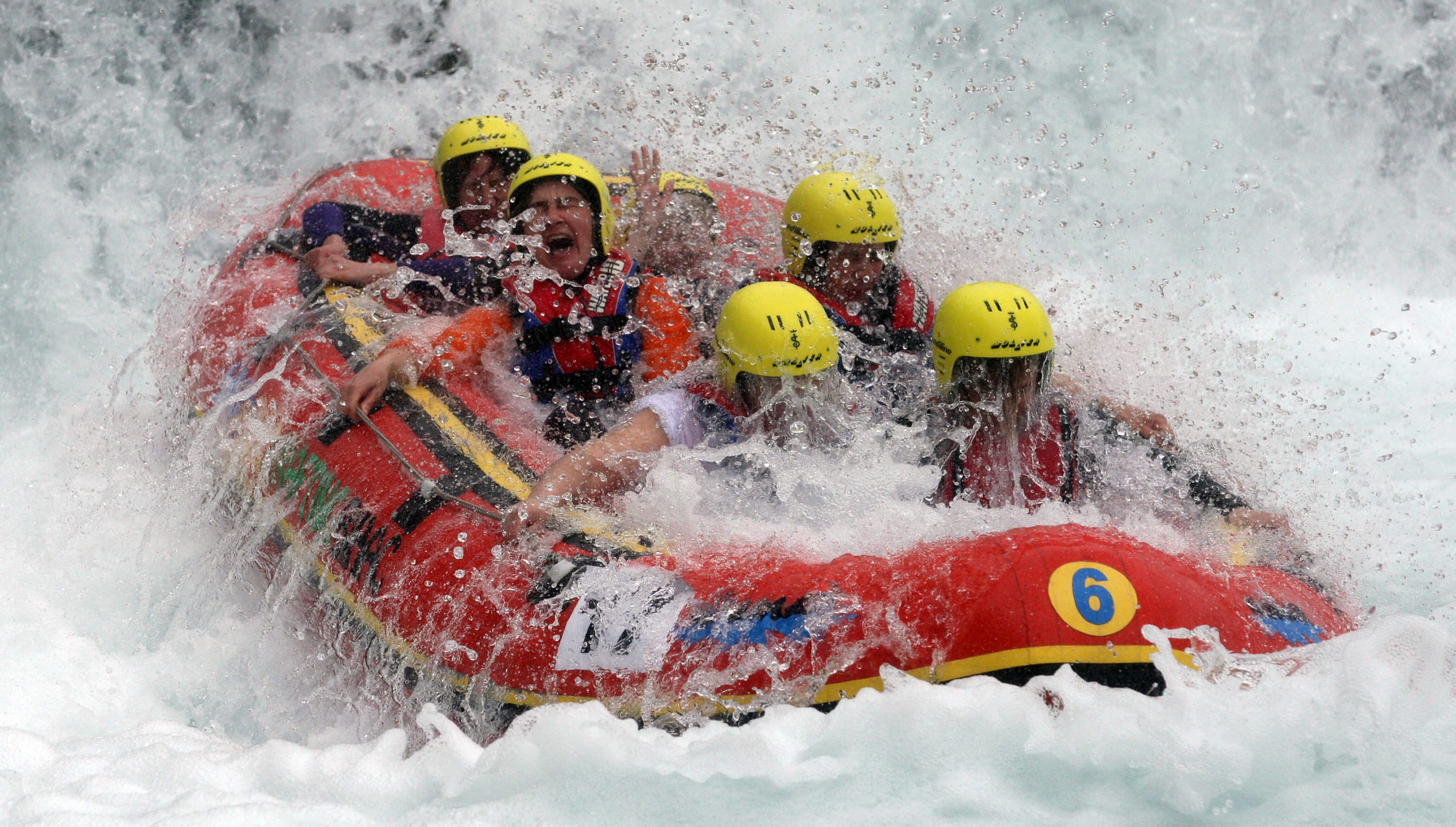 Peta Hrvatska rafting regata Zrmanja 2010, koja se odrzala na raftig stazi od Mlina Zegarskih do Muskovaca, i ove je godin humanitarnog karaktera, a dio prikupljenih sredstava i prihod od humanitarne aukcije slika ide za Djecji vrtic za djecu s teskocama