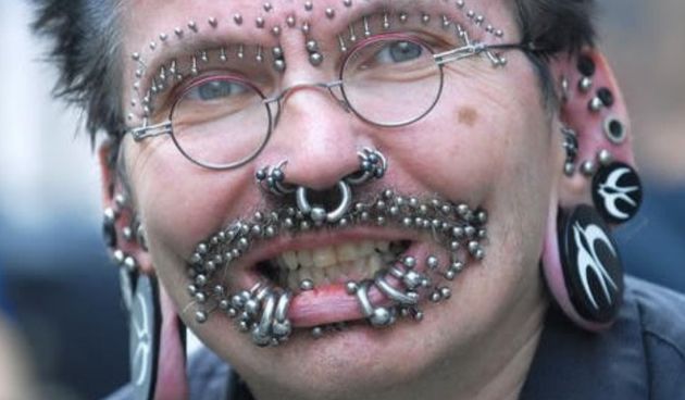 Muškarac s najviše piercinga na svijetu, oddity central foto