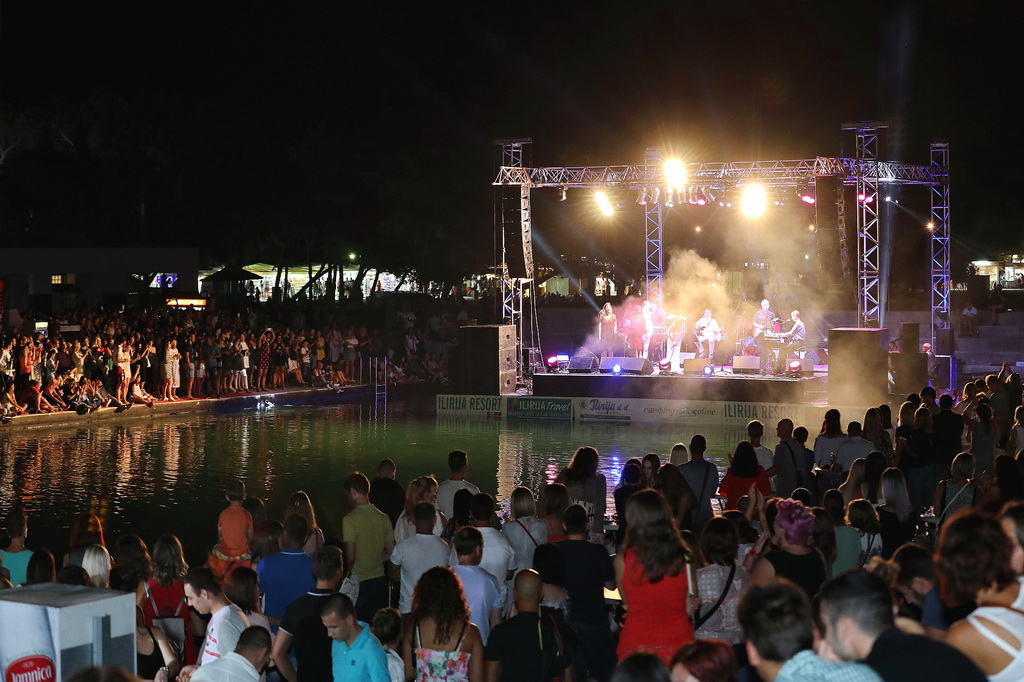 Čudesna Doris Dragović oduševila u Biogradu na Moru Čudesna Doris Dragović oduševila u Biogradu na Moru