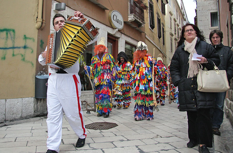 Povorka karnevalske skupine “Sovinjski pusti”