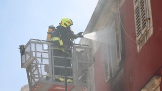 Veliki požar izbio u zgradi na Narodnom trgu Veliki požar izbio u zgradi na Narodnom trgu
