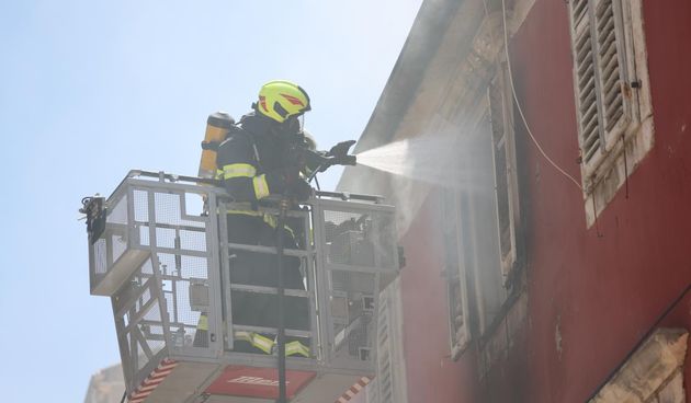 Veliki požar izbio u zgradi na Narodnom trgu