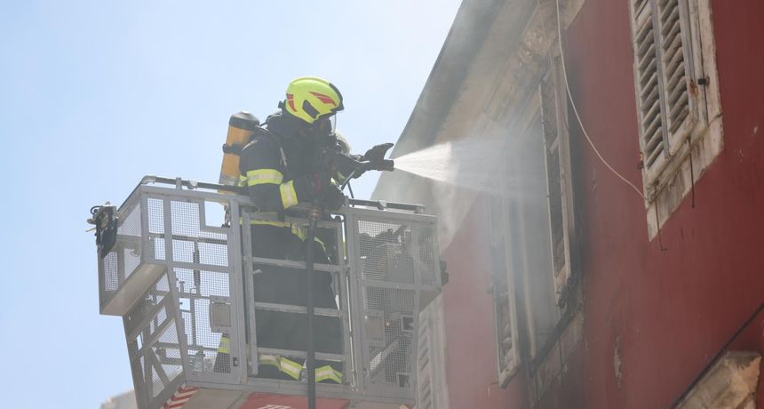 Veliki požar izbio u zgradi na Narodnom trgu Veliki požar izbio u zgradi na Narodnom trgu