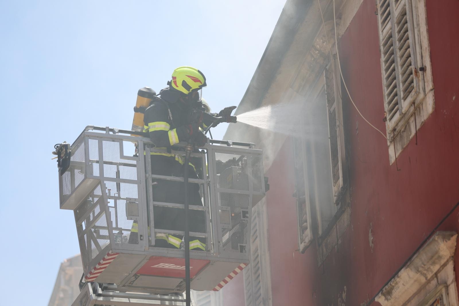 Veliki požar izbio u zgradi na Narodnom trgu Veliki požar izbio u zgradi na Narodnom trgu