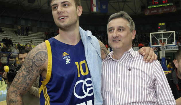 Zagreb, 100211.KC Drazen Petrovic.Zavrsnica kosarkaskog kupa Kresimir Cosic, finalna utakmica Zagreb CO – Zadar. Pobjedila je momcak KK Zagreb CO.Na slici: Mario Kasun, Tomislav Karamarko.Foto: Nenad Dugi / Cropix