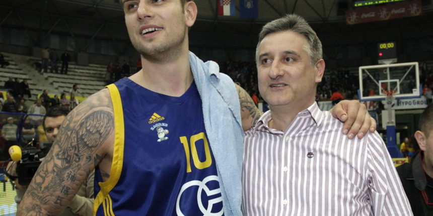 Zagreb, 100211.KC Drazen Petrovic.Zavrsnica kosarkaskog kupa Kresimir Cosic, finalna utakmica Zagreb CO – Zadar. Pobjedila je momcak KK Zagreb CO.Na slici: Mario Kasun, Tomislav Karamarko.Foto: Nenad Dugi / Cropix