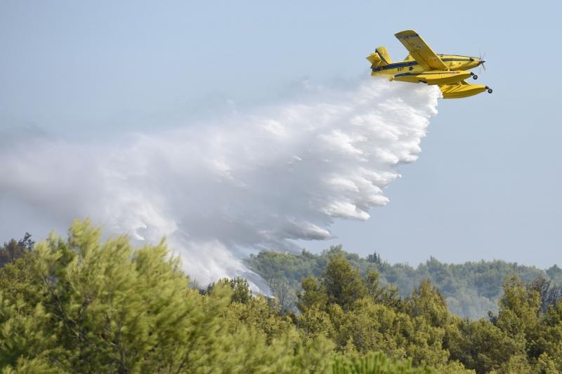 Kanaderi i air tractori gasili požar u blizini dikljanskih kuća i vikendica Kanaderi i air tractori gasili požar u blizini dikljanskih kuća i vikendica