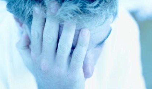 Neraspoložen muškarac; glavobolja (Tportal.hr)