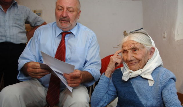 Zadar, 200909. Slobodan Uzelac, podpredsjednik Vlade danas popodne urucio je Mariji Vukas, srpskoj povratnici staroj 101 godinu, rjesenje o obnovi kuce u Karinu. Foto: Andrija Lucic / CROPIX