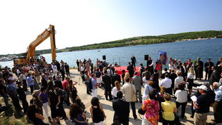 Sibenik ,160910.
Marina Mandalina
Treci Adriatic Boat Show otvoren i traje 4 dana u kojem ce posjetitelji imati priliku vidjeti preko 150 plovila i preko 175 standova sa ponudom svega vezanog more i brodove
na slici mjesto buduce mega marine za jahte.
Fot