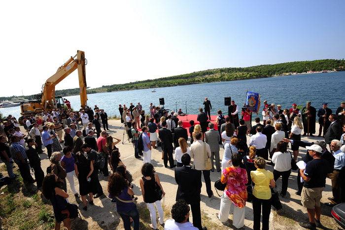 Sibenik ,160910.
Marina Mandalina
Treci Adriatic Boat Show otvoren i traje 4 dana u kojem ce posjetitelji imati priliku vidjeti preko 150 plovila i preko 175 standova sa ponudom svega vezanog more i brodove
na slici mjesto buduce mega marine za jahte.
Fot
