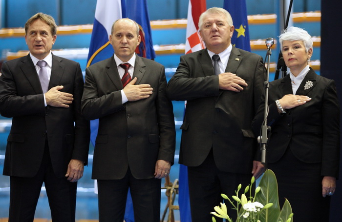 Zadar, 081111.
Premijerka Jadranka Kosor sa ministrima posjetila je Zadar povodom sportskih igara za invalide domovinskog rata, posjetila je i Luku Gazenicu koja je u Izgradnji.Na fotografiji : Bozidar Kalmeta, Branko Bacic, Josip Djakic i Jadranka Kosor. Zadar, 081111.
Premijerka Jadranka Kosor sa ministrima posjetila je Zadar povodom sportskih igara za invalide domovinskog rata, posjetila je i Luku Gazenicu koja je u Izgradnji.Na fotografiji : Bozidar Kalmeta, Branko Bacic, Josip Djakic i Jadranka Kosor.