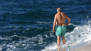 Unatoč hladnom moru i niskoj temperaturi zraka, hrabri se kupač osvježio na Morskim orguljama. Foto: Dino Stanin/PIXSELL Unatoč hladnom moru i niskoj temperaturi zraka, hrabri se kupač osvježio na Morskim orguljama. Foto: Dino Stanin/PIXSELL