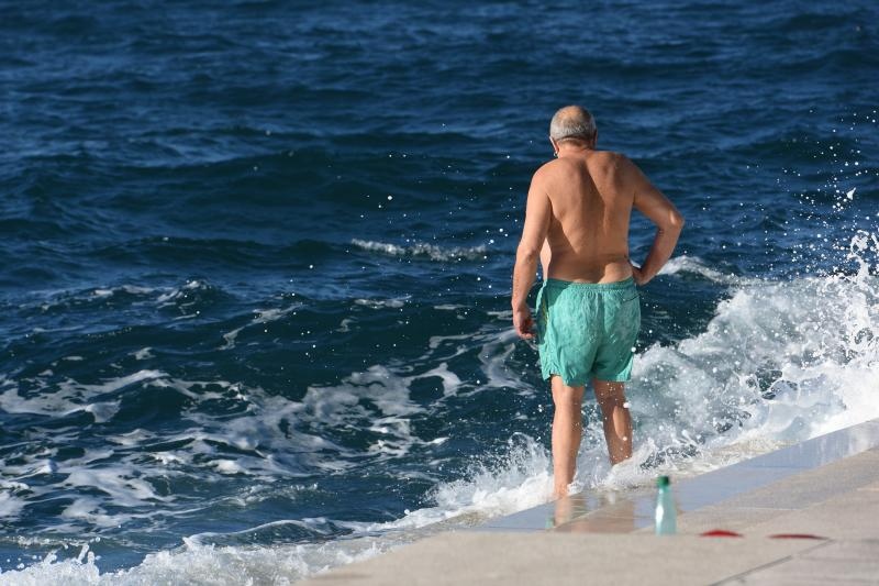 Unatoč hladnom moru i niskoj temperaturi zraka, hrabri se kupač osvježio na Morskim orguljama. Foto: Dino Stanin/PIXSELL Unatoč hladnom moru i niskoj temperaturi zraka, hrabri se kupač osvježio na Morskim orguljama. Foto: Dino Stanin/PIXSELL