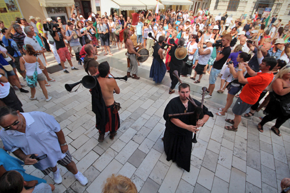 Vitezovi vranski na Narodnom trgu (foto:Saša Čuka) Vitezovi vranski na Narodnom trgu (foto:Saša Čuka)