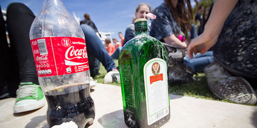 Ludijada 2012. , mladi, alkohol, opijanje (foto:Saša Čuka) Ludijada 2012. , mladi, alkohol, opijanje (foto:Saša Čuka)