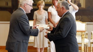 Zagreb, 290811.
Ured Predsjednika.
Predsjednik Republike Ivo Josipovic primio je i urucio odlikovanja “Red Kneza Domagoja s ogrlicom” Samostalnom bataljunu Skabrnja.
Na slici: Josipovic urucuje odlikovanje bivsem zapovjedniku Marku Miljanicu.
Foto: Davor Zagreb, 290811.
Ured Predsjednika.
Predsjednik Republike Ivo Josipovic primio je i urucio odlikovanja “Red Kneza Domagoja s ogrlicom” Samostalnom bataljunu Skabrnja.
Na slici: Josipovic urucuje odlikovanje bivsem zapovjedniku Marku Miljanicu.
Foto: Davor