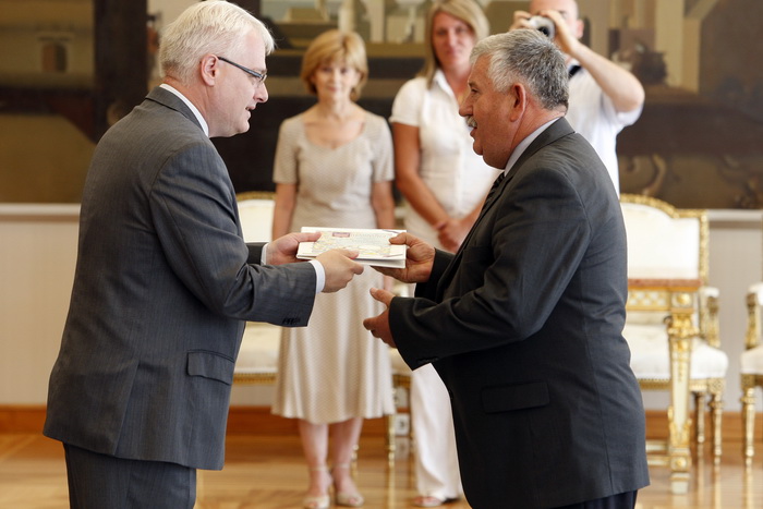 Zagreb, 290811.
Ured Predsjednika.
Predsjednik Republike Ivo Josipovic primio je i urucio odlikovanja “Red Kneza Domagoja s ogrlicom” Samostalnom bataljunu Skabrnja.
Na slici: Josipovic urucuje odlikovanje bivsem zapovjedniku Marku Miljanicu.
Foto: Davor Zagreb, 290811.
Ured Predsjednika.
Predsjednik Republike Ivo Josipovic primio je i urucio odlikovanja “Red Kneza Domagoja s ogrlicom” Samostalnom bataljunu Skabrnja.
Na slici: Josipovic urucuje odlikovanje bivsem zapovjedniku Marku Miljanicu.
Foto: Davor