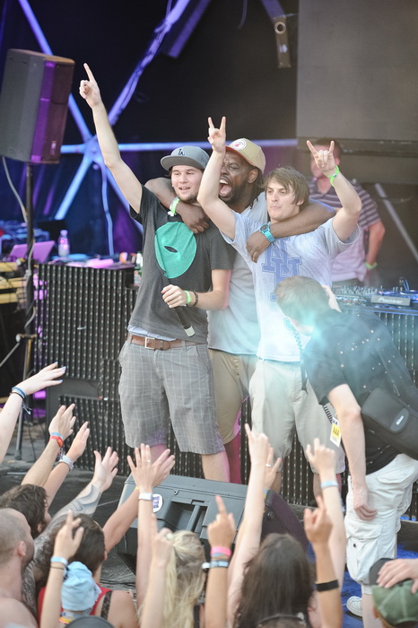 Zrce, 020712,
Nocni zivot na plazi Zrce.
Hideout Festival, do sada bio najposjeceniji dan , s oko otprilike 5000 posjetitelja samo u Aquariusu. Kao zvijezda veceri nastupio je Skrillex , a osim njega nastupali su Skream and Benga, Chase and Status, Sub Fo Zrce, 020712,
Nocni zivot na plazi Zrce.
Hideout Festival, do sada bio najposjeceniji dan , s oko otprilike 5000 posjetitelja samo u Aquariusu. Kao zvijezda veceri nastupio je Skrillex , a osim njega nastupali su Skream and Benga, Chase and Status, Sub Fo