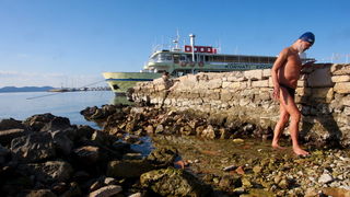 Zadar, 180112.
Velike plime i oseke, u ovom slucaju oseke, javljaju se u razdobljima punog mjeseca. Razina mora pala je za malo vise od pola metra sto i nije neki veliki problem osim sto su neke brodice ostale zarobljene u svojim lukama, a da isplove mora Zadar, 180112.
Velike plime i oseke, u ovom slucaju oseke, javljaju se u razdobljima punog mjeseca. Razina mora pala je za malo vise od pola metra sto i nije neki veliki problem osim sto su neke brodice ostale zarobljene u svojim lukama, a da isplove mora