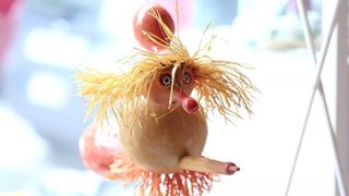 Otvorenje izlozbe Pumpkintown kojom je najavljena 11. Bucijade. Akademska slikarica Ivana Ozetski, prikupljajuci suhe buce najrazlicitijih oblika, stvorila je razne likove – puzeve, zmajeve, ribe, vrapce, labudove, ali i kuhare, fiskale, kraljeve, kraljic Otvorenje izlozbe Pumpkintown kojom je najavljena 11. Bucijade. Akademska slikarica Ivana Ozetski, prikupljajuci suhe buce najrazlicitijih oblika, stvorila je razne likove – puzeve, zmajeve, ribe, vrapce, labudove, ali i kuhare, fiskale, kraljeve, kraljic