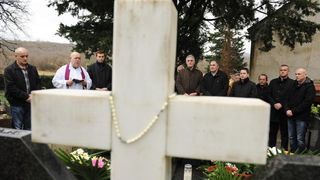 Ervenik: Na obiteljskoj grobnici obilježena 23. obljetnica stradanja obitelji Čengić, foto: Hrvoje Jelavić/PIXSELL