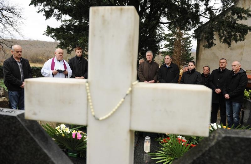 Ervenik: Na obiteljskoj grobnici obilježena 23. obljetnica stradanja obitelji Čengić, foto: Hrvoje Jelavić/PIXSELL