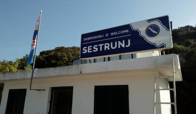 Otok Sestrunj napokon dobio tabelu s “dobrodošlicom”