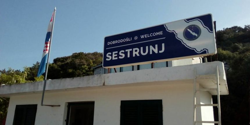 Otok Sestrunj napokon dobio tabelu s “dobrodošlicom”