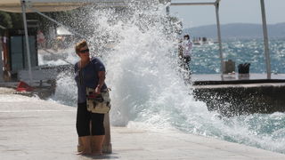 Zadar, 200711.
Jaka tramontana (sjeverni vjetar ) razbijala je valove o obalu i pri tom pravila probleme u prometu uz more i uveseljavala turiste na zadarskoj rivi.
Foto: Vladimir Ivanov / CROPIX