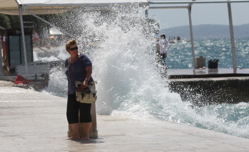 Zadar, 200711.
Jaka tramontana (sjeverni vjetar ) razbijala je valove o obalu i pri tom pravila probleme u prometu uz more i uveseljavala turiste na zadarskoj rivi.
Foto: Vladimir Ivanov / CROPIX