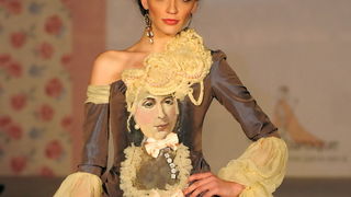 Skopje, Makedonija, 301010.
Sinoc je poceo ‘fashion weekend’ u Skopju. Na otvaranju
‘fashion weekend’-a revijom se predstavila poznata makedonska dizajnerica Elena Luka.
Na slici: lijepe manekenke su nosile modele u baroknom stilu.
Foto: Maja Zlatevska / Skopje, Makedonija, 301010.
Sinoc je poceo ‘fashion weekend’ u Skopju. Na otvaranju
‘fashion weekend’-a revijom se predstavila poznata makedonska dizajnerica Elena Luka.
Na slici: lijepe manekenke su nosile modele u baroknom stilu.
Foto: Maja Zlatevska /