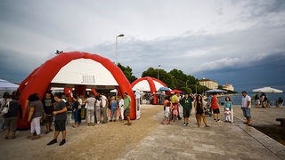 “Kupujmo hrvatsko” i “Vrijedne ruke” (foto:Saša Čuka) “Kupujmo hrvatsko” i “Vrijedne ruke” (foto:Saša Čuka)