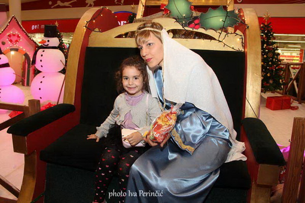 Sv. Luce razveselila mališane u Supernova centru, Foto: Iva Perinčić Sv. Luce razveselila mališane u Supernova centru, Foto: Iva Perinčić