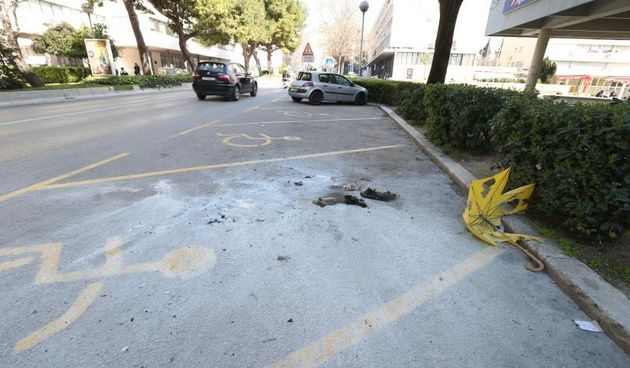 Na parkiralistu za invalide u Gundulicevoj ulici ispred poslovnice Zagrebacke banke izgorio je automobil. Policija je vozilo brzo uklonila. Photo: Ivo Cagalj/PIXSELL