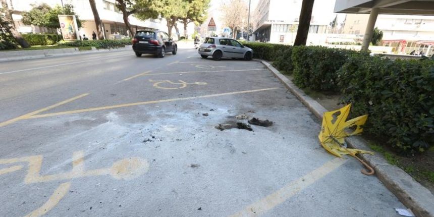 Na parkiralistu za invalide u Gundulicevoj ulici ispred poslovnice Zagrebacke banke izgorio je automobil. Policija je vozilo brzo uklonila. Photo: Ivo Cagalj/PIXSELL Na parkiralistu za invalide u Gundulicevoj ulici ispred poslovnice Zagrebacke banke izgorio je automobil. Policija je vozilo brzo uklonila. Photo: Ivo Cagalj/PIXSELL