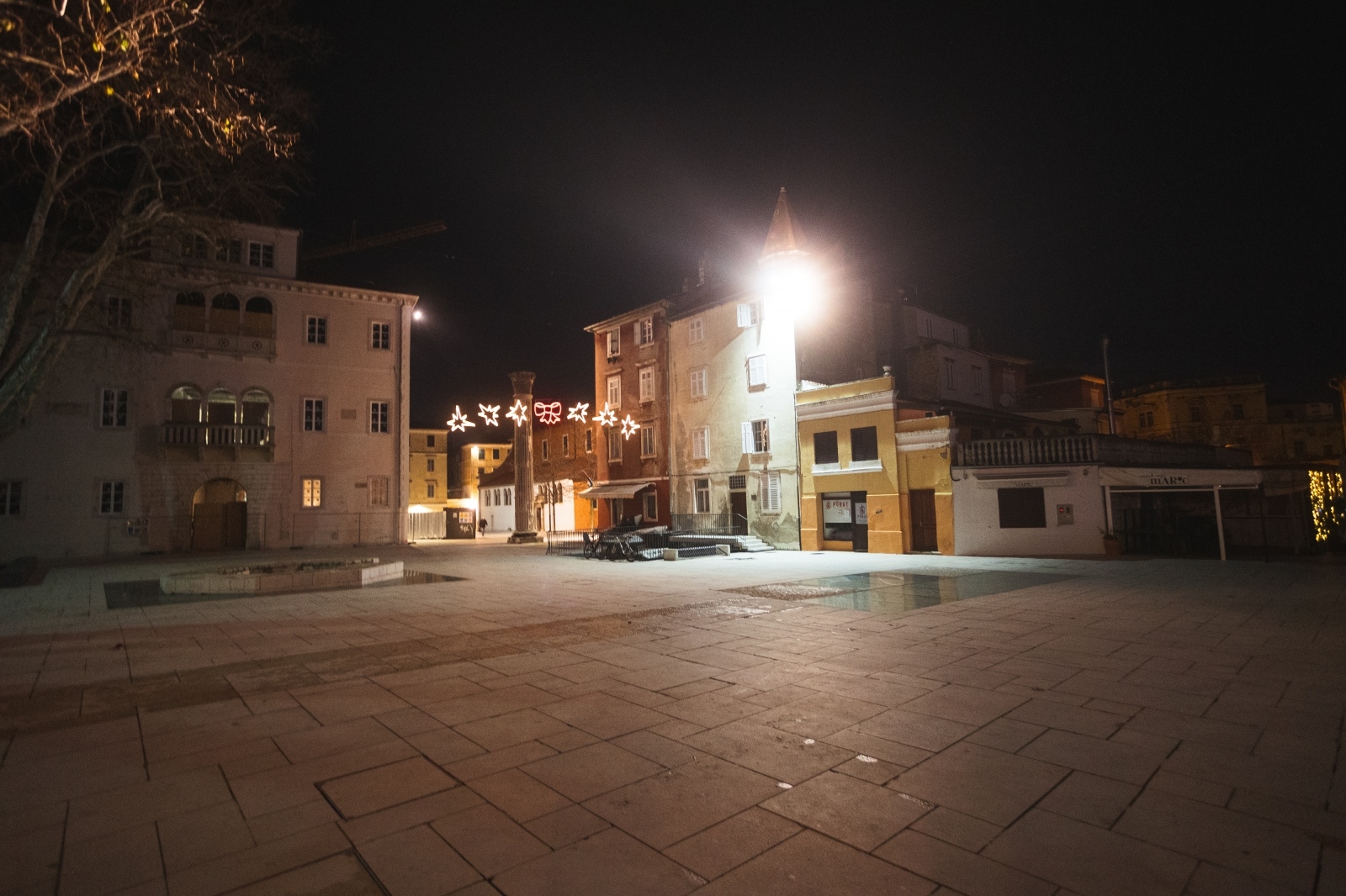 Građani na ulicama Zadra poštujući mjere dočekali 2021. godinu