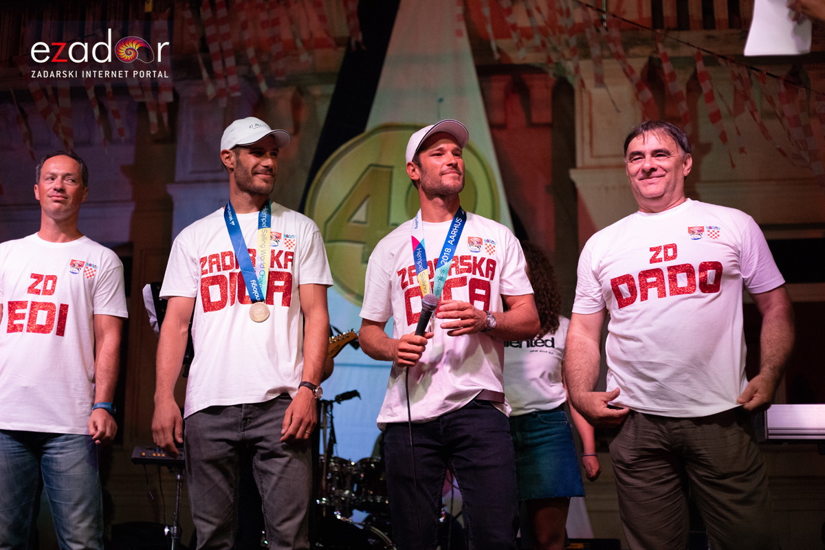 Svečani doček svjetskih prvaka Mihovila i Šime Fantele na Narodnom trgu Svečani doček svjetskih prvaka Mihovila i Šime Fantele na Narodnom trgu