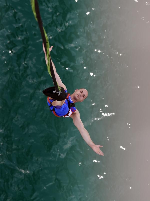 Otvorena sezona bungee jumpinga sa starog Masleničkog mosta. Photo: Hrvoje Jelavić/PIXSELL Otvorena sezona bungee jumpinga sa starog Masleničkog mosta. Photo: Hrvoje Jelavić/PIXSELL