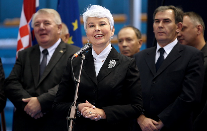 Zadar, 081111.
Premijerka Jadranka Kosor sa ministrima posjetila je Zadar povodom sportskih igara za invalide domovinskog rata, posjetila je i Luku Gazenicu koja je u izgradnji.
Foto : Andrija Lucic / cropix Zadar, 081111.
Premijerka Jadranka Kosor sa ministrima posjetila je Zadar povodom sportskih igara za invalide domovinskog rata, posjetila je i Luku Gazenicu koja je u izgradnji.
Foto : Andrija Lucic / cropix